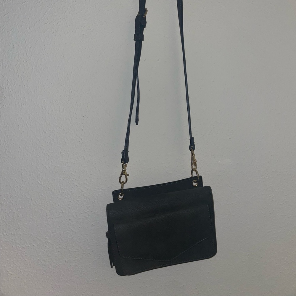 black/gray purse with adjustable straps. bought from buckle. worn once